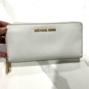 Michael Kors Jet Set Travel  Saffiano Leather Quarter-Zip Wallet white EUC